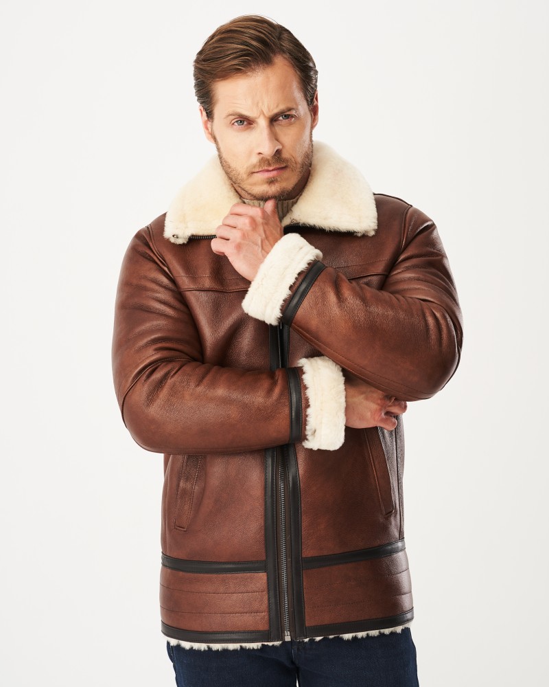 kożuch męski w brązowym kolorze z białym futrem przy kołnierzu i zapięciem na zamek