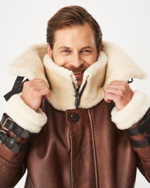 Kożuch męski w kolorze brązowym z białym futrzanym kołnierzem i regulowanymi paskami na rękawach