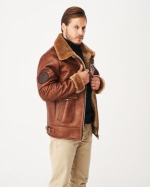 Męski kożuch w kolorze brązowym z futrzanym kołnierzem i zamkiem błyskawicznym, idealny na zimowe dni