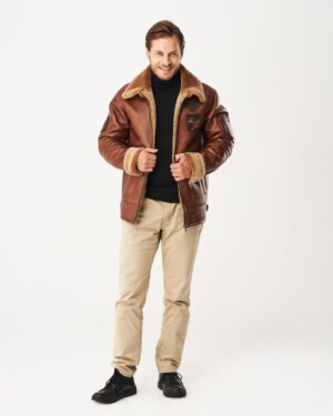 Kożuch męski w brązowym kolorze z futrzanym kołnierzem i naszywką na piersi