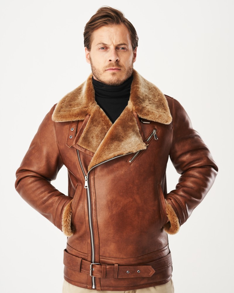 kożuch męski w brązowym kolorze z dużym futrzanym kołnierzem i paskiem w talii