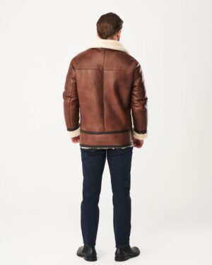 Męski kożuch w brązowym kolorze z futrzanym kołnierzem i prostym krojem, idealny na zimowe dni