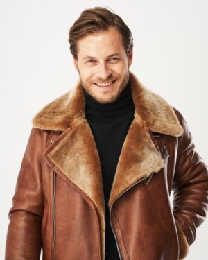 Męski kożuch w brązowym kolorze z szerokim kołnierzem i zamkiem błyskawicznym