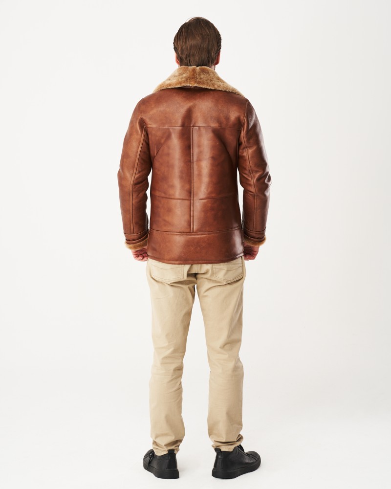 Męski kożuch w brązowym kolorze z futrzanym kołnierzem i prostym krojem, idealny na zimowe dni