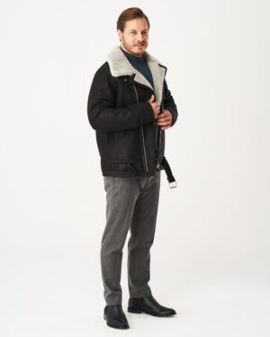 Czarny kożuch męski z szarym futrzanym kołnierzem i zamkiem, idealny na zimowe dni