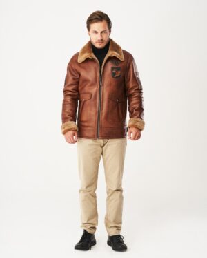 Kożuch męski w kolorze brązowym z futrzanym kołnierzem i kieszeniami na zamek