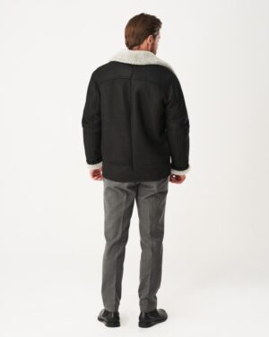 Męski kożuch w kolorze czarnym z białym futrzanym kołnierzem i prostym krojem, idealny na zimowe dni