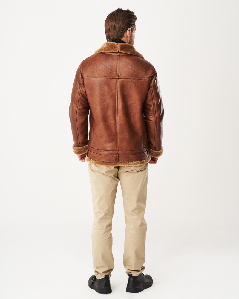 Męski kożuch w brązowym kolorze z futrzanym kołnierzem i krótkim fasonem, idealny na zimowe dni