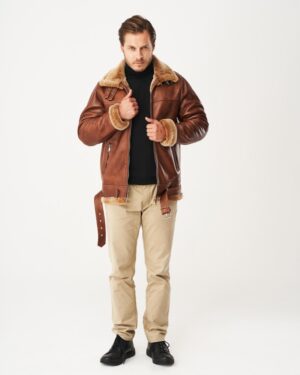 Męski kożuch w brązowym kolorze z futrzanym kołnierzem i paskiem w talii