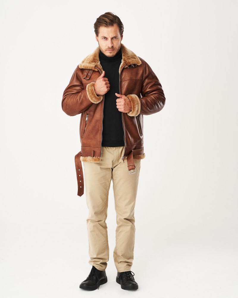 Męski kożuch w brązowym kolorze z futrzanym kołnierzem i paskiem w talii