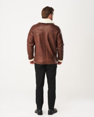 Kożuch męski w brązowym kolorze z białym futerkiem przy kołnierzu i prostym kroju, idealny na zimowe dni