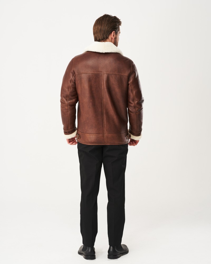 Kożuch męski w brązowym kolorze z białym futerkiem przy kołnierzu i prostym kroju, idealny na zimowe dni