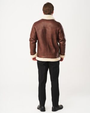 Kożuch męski w brązowym kolorze z białym futrzanym kołnierzem i mankietami, klasyczny krój z długimi rękawami