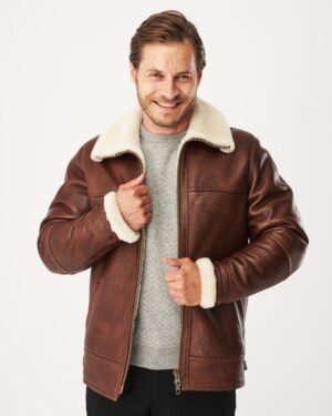 Męski kożuch w kolorze brązowym z futrzanym kołnierzem i mankietami, zapinany na zamek