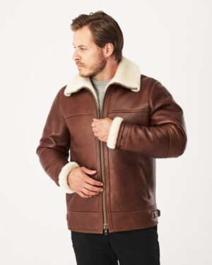 Kożuch męski w brązowym kolorze z białym futrzanym kołnierzem i zamkiem błyskawicznym