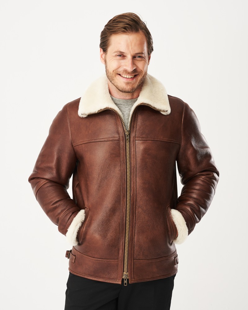 Kożuch męski w brązowym kolorze z futrzanym kołnierzem i kieszeniami z przodu