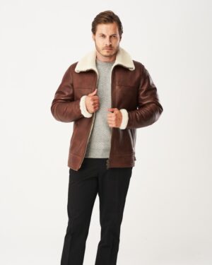 Kożuch męski w brązowym kolorze z białym futrzanym kołnierzem i mankietami