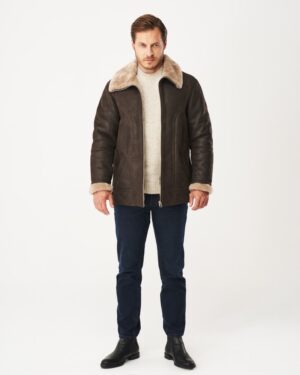 Kożuch męski w ciemnym kolorze z miękkim futrzanym kołnierzem i zapięciem na zamek