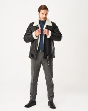 Kożuch męski czarny z białym futrzanym kołnierzem i zapięciem na zamek oraz guziki