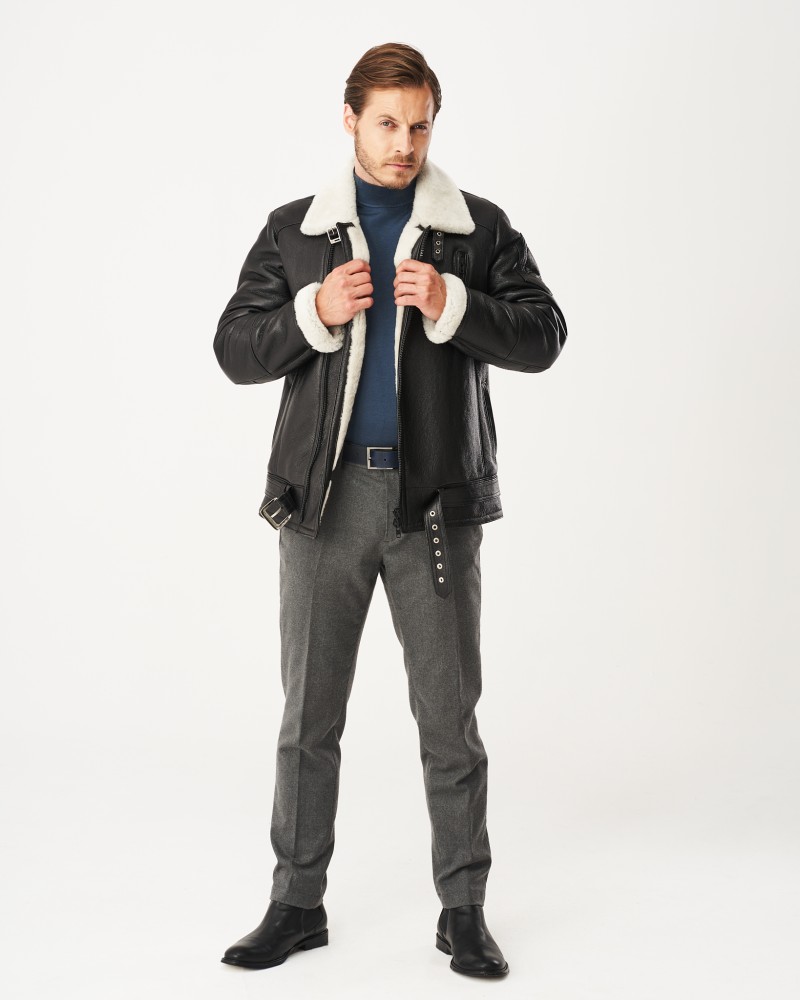 Kożuch męski czarny z białym futrzanym kołnierzem i zapięciem na zamek oraz guziki