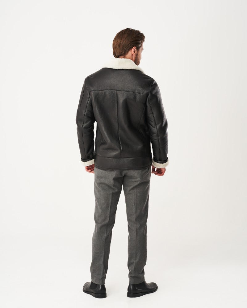 Kożuch męski w kolorze czarnym z białym futrzanym kołnierzem i eleganckim krojem