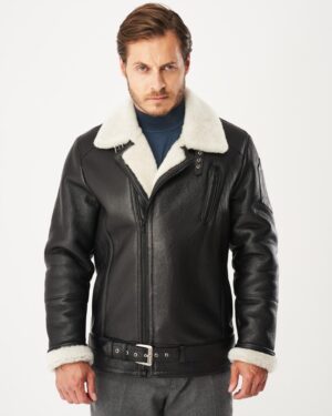 Kożuch męski w kolorze czarnym z białym kołnierzem i paskiem w talii