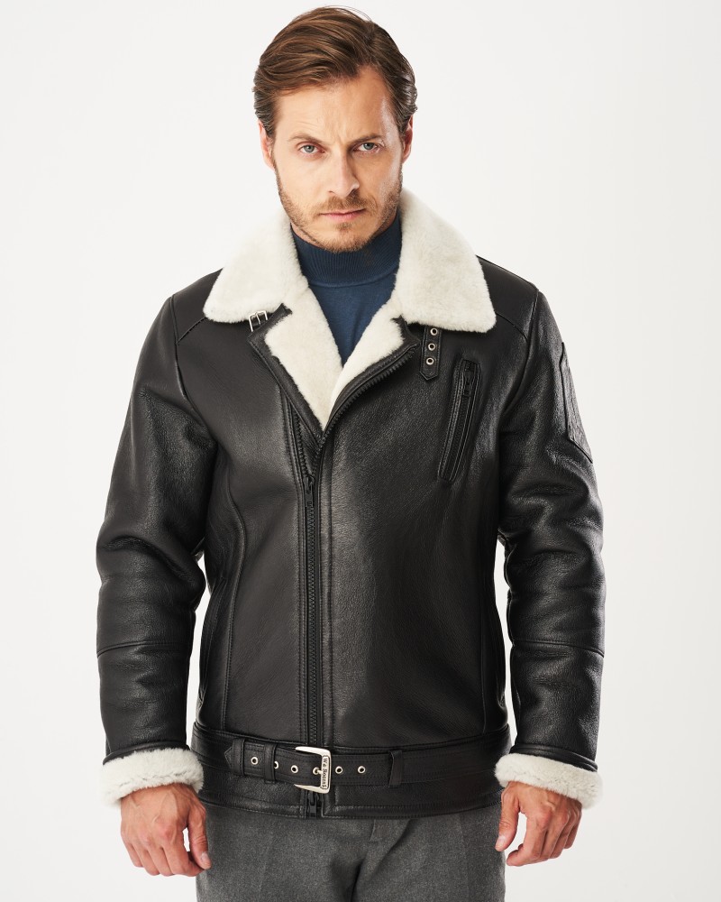 Kożuch męski w kolorze czarnym z białym kołnierzem i paskiem w talii