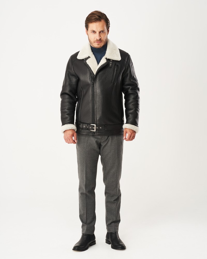 Kożuch męski w czarnym kolorze z białym futrzanym kołnierzem i paskiem w talii