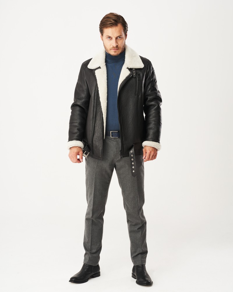 Kożuch męski w kolorze czarnym z białym futrzanym kołnierzem i zamkiem błyskawicznym