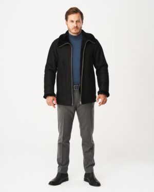 Kożuch męski w kolorze czarnym z futrzanym kołnierzem i zamkiem, idealny na zimowe dni