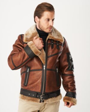 Kożuch męski w brązowym kolorze z futrzanym kołnierzem i paskiem w talii