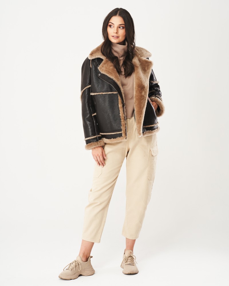 Kożuch damski w kolorze brązowym z beżowym futrem, z szerokim kołnierzem i zapięciem na zamek