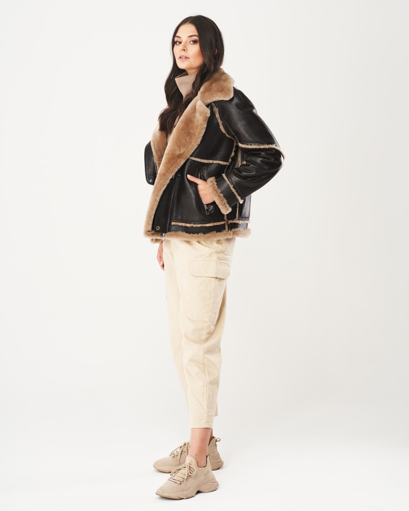 Kożuch damski z futrzanym kołnierzem, zapinana na zamek, idealna na zimowe dni