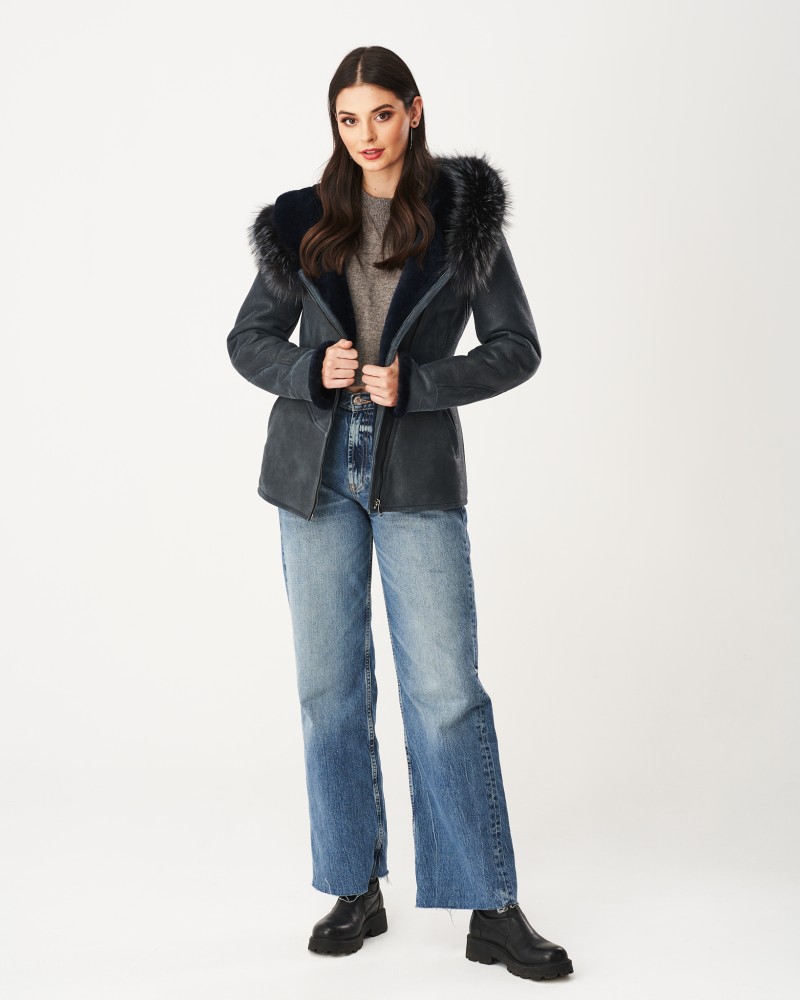 Kożuch damski w kolorze granatowym z futrzanym kapturem i zapięciem na zamek