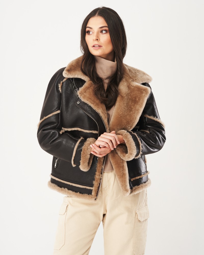 Brązowy kożuch damski z futrzanym kołnierzem i wykończeniem, zapinana na zamek, idealna na zimowe dni