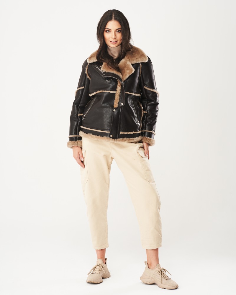 Kożuch damski w kolorze brązowym z brązowym futrem, zapinany na guziki, z szerokim kołnierzem i kieszeniami