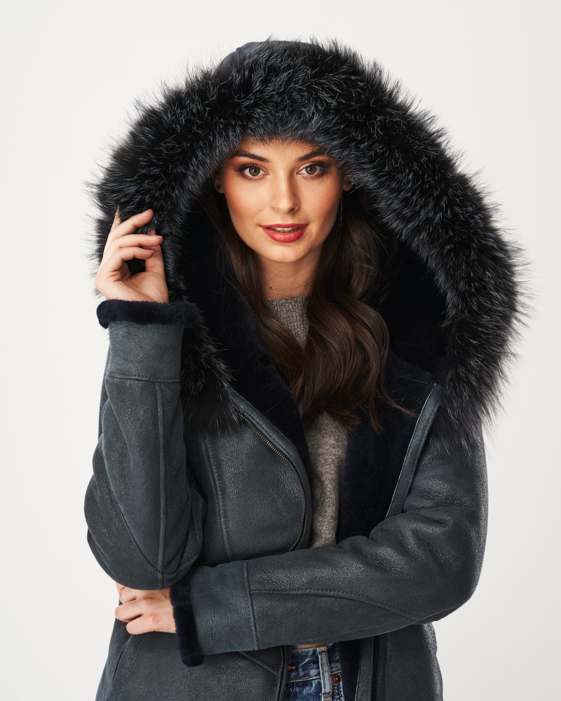 Kożuch damski w ciemnym kolorze z futrzanym kapturem, zamek błyskawiczny i szerokie rękawy