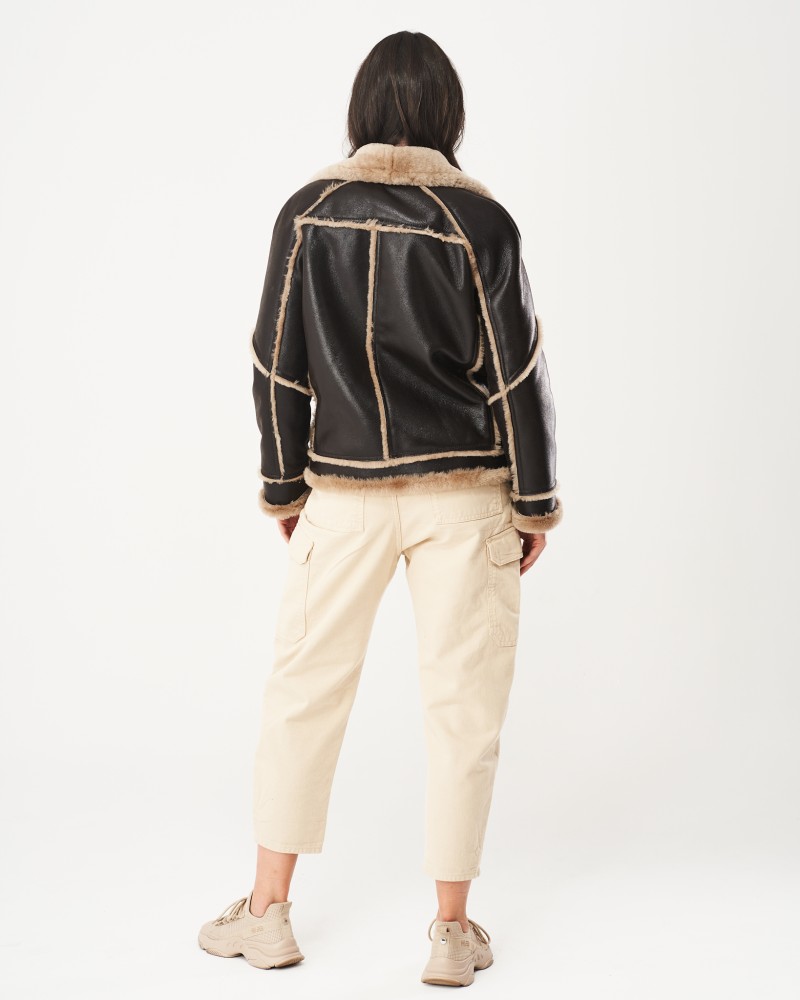 Kożuch damski z futrzanym kołnierzem i ozdobnymi przeszyciami, idealna na zimowe dni