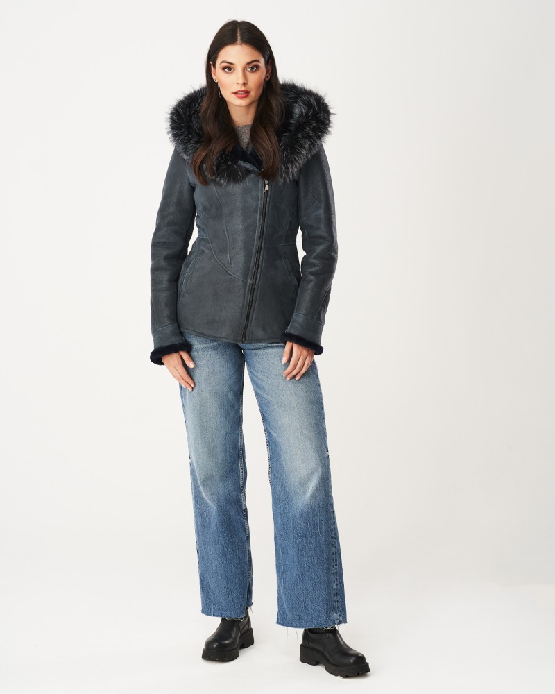 Kożuch damski w kolorze ciemnoniebieskim z futrzanym kapturem i ozdobnymi mankietami