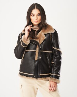 kożuch damski w brązowym kolorze z futrzanym kołnierzem i detalami w odcieniu beżu