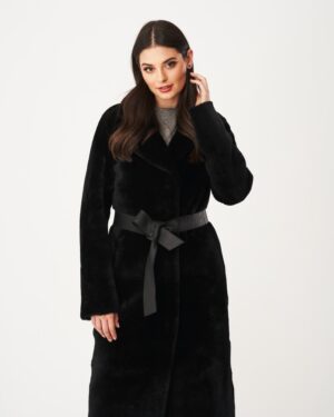 Czarny kożuch damski z długimi rękawami i paskiem w talii, elegancki i ciepły, idealny na zimowe dni