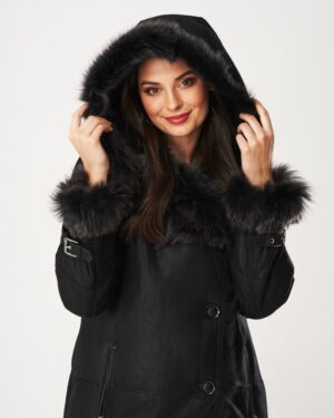 Czarny kożuch damski z kapturem i futrzanym wykończeniem, zapinany na guziki, z eleganckimi detalami