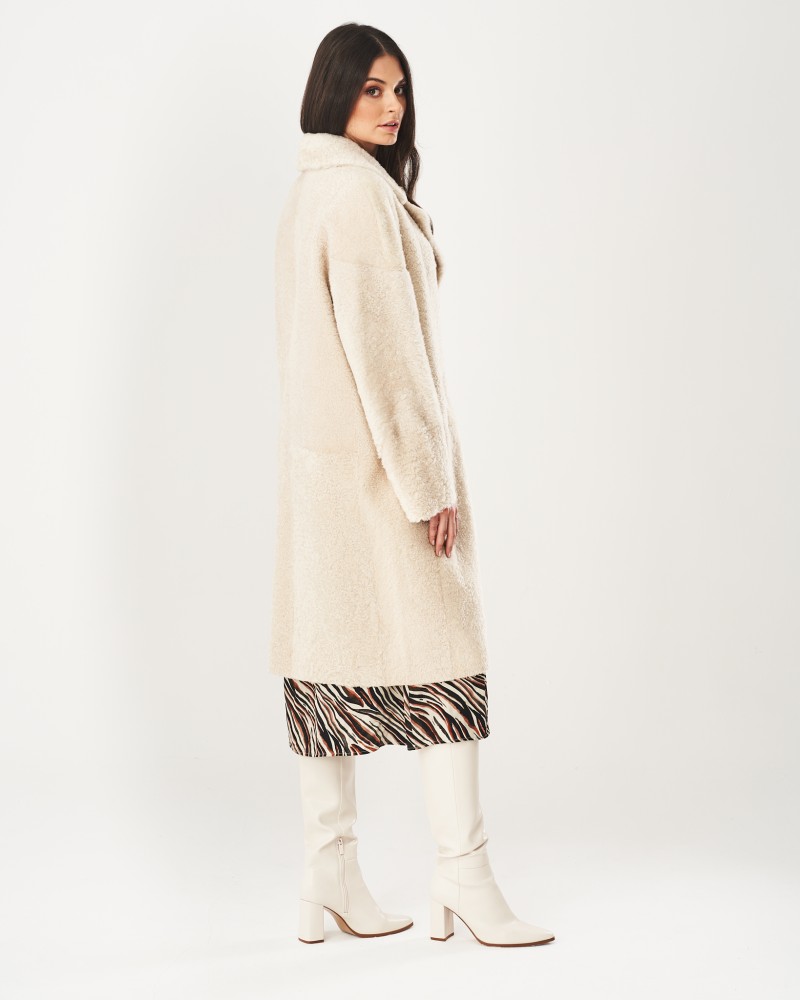 Kożuch damski w jasnym kolorze z szerokim kołnierzem i luźnym krojem, idealny na zimowe dni