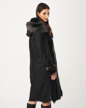 Czarny kożuch damski z kapturem, futrzanym wykończeniem i paskiem w talii, idealny na zimowe dni