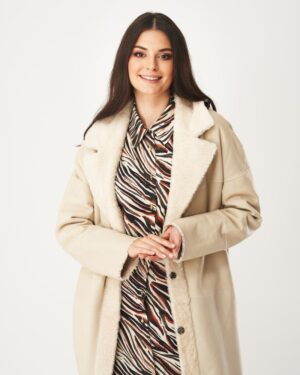 Kożuch damski w jasnym kolorze z miękkim futerkiem przy kołnierzu i eleganckim krojem