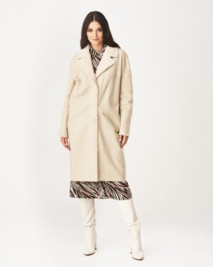 Kożuch damski w jasnym kolorze z kołnierzem z futra i prostym krojem, idealny na zimowe dni