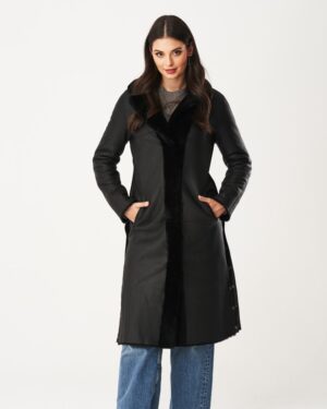 Czarny kożuch damski z długim krojem, z futrzanym kołnierzem i kieszeniami po bokach