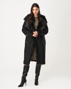 Czarny kożuch damski z futrzanym kołnierzem, długim krojem i zapięciem na guziki