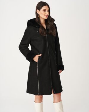 Czarny kożuch damski z kapturem, ozdobnymi zamkami i futrzanym wykończeniem rękawów