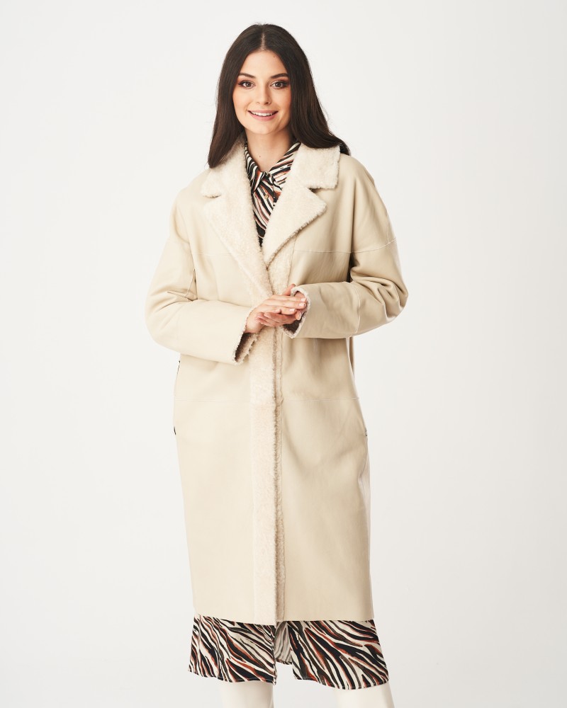 Kożuch damski w jasnym odcieniu, z miękkim futrzanym kołnierzem i klasycznym krojem, idealny na zimowe dni